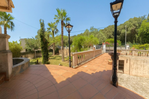 Gran terraza con vista al jardín