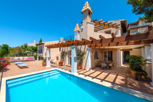 Acogedora zona exterior con piscina refrescante