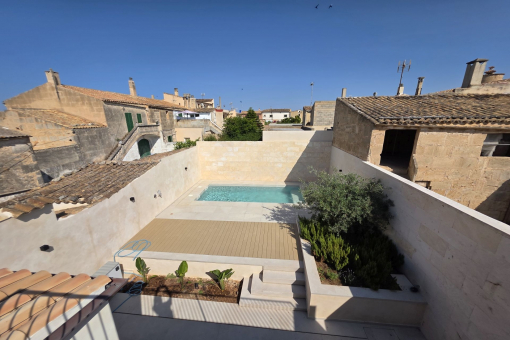 Blick vom Balkon auf Patio und Poolbereich