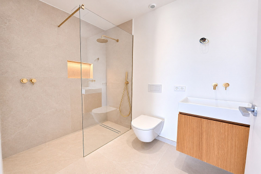 Bad en suite mit großzügiger Dusche