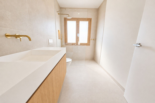legantes Badezimmer mit hochwertigen Materialien