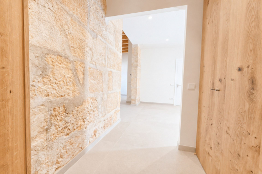 Geschmackvolles Design mit Holz- und Natursteinelementen