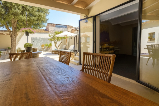 Covered terrace with outdoor dining area