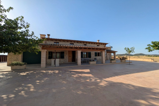 Front view of the finca 