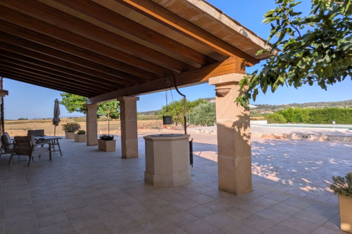 Large outdoor terrace 