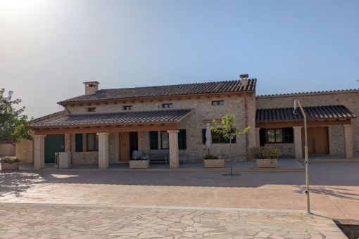 Front view of the finca