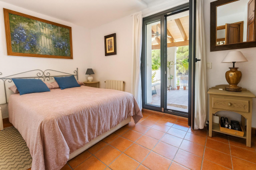 Dormitorio acogedor con acceso al balcón