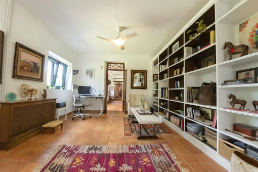 Sala acogedora con estanterías