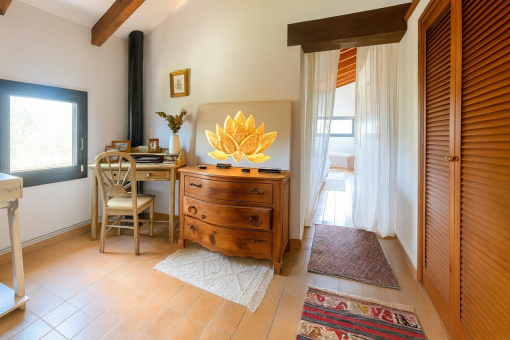 Dormitorio luminoso con área de estudio