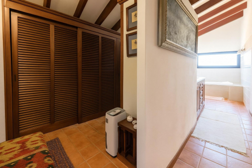 Dormitorio con vestidor y ventana de tejado