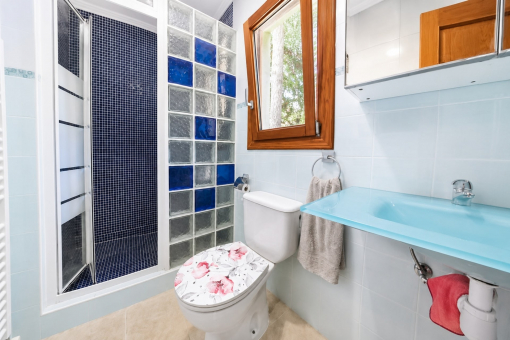 Drittes Badezimmer en suite im Obergeschoss