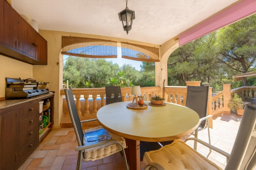 Überdachte Terrasse mit Grillecke 