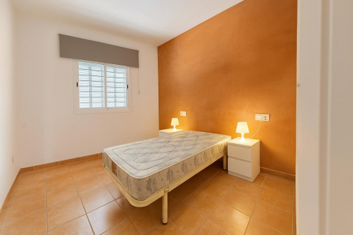 Einfache Schlafzimmer mit Beleuchtung und Fenster