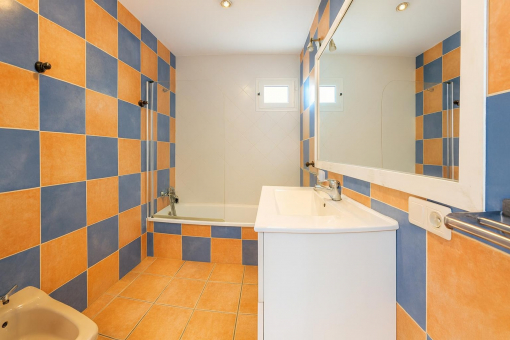 Badezimmer mit Badewanne und Waschbecken