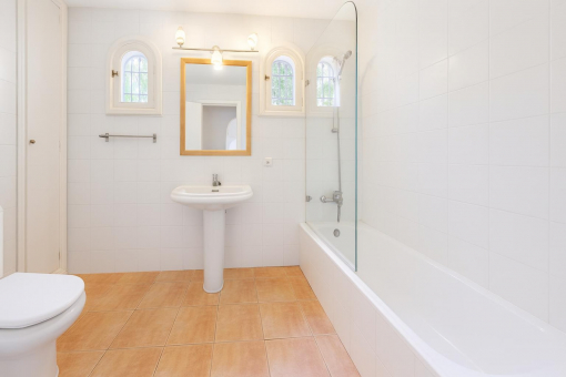 Helles Badezimmer mit Badewanne und Dusche