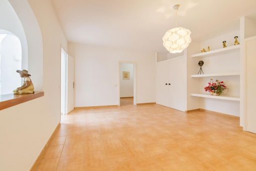 Leerer Raum mit eingebauten Regalen