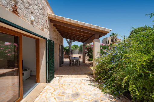 Terraza descubierta con acceso directo al salón