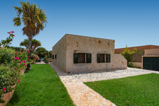 Vista trasera de la propiedad desde el jardín