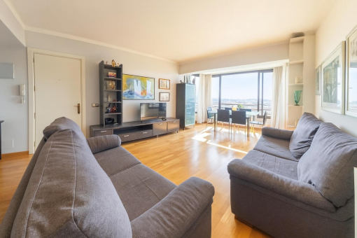 Helles Wohnzimmer mit großen Fenstern