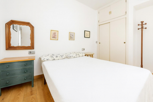 Schlichtes Doppelzimmer mit Kleiderschrank
