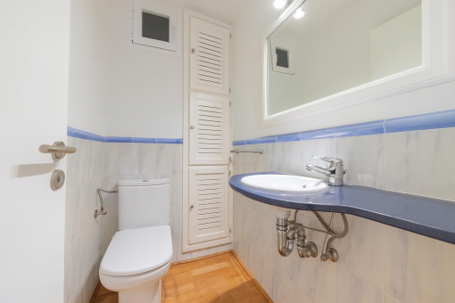 Badezimmer mit Badewanne und Waschbecken
