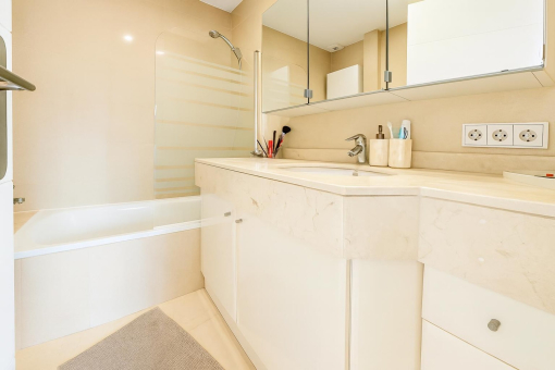 Baño moderno con bañera y ducha