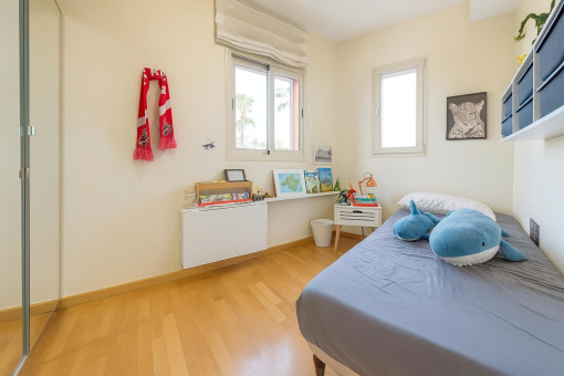 Habitación infantil luminosa con juguetes