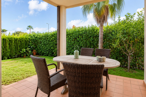 Terraza cubierta con acceso a jardín privado