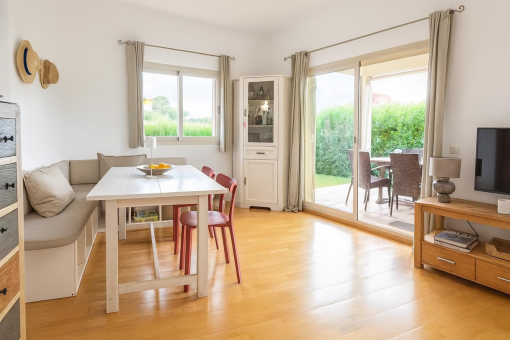 Área de comedor luminosa con acceso al jardín