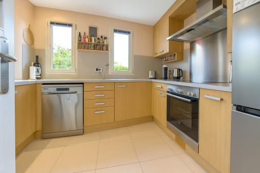 Cocina moderna con armarios de madera