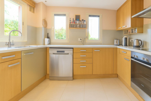Cocina moderna con armarios de madera