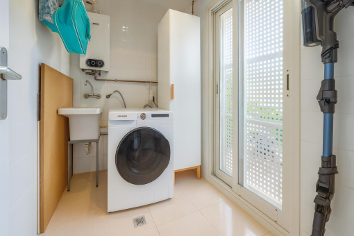 Cuarto de lavado limpio con lavadora