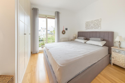 Dormitorio moderno con puerta al balcón