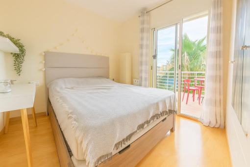 Dormitorio luminoso con acceso al balcón