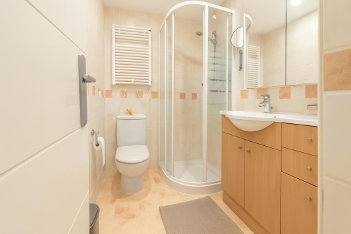 Baño moderno con cabina de ducha