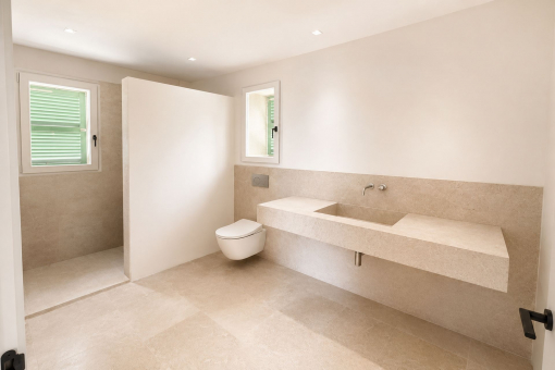 Bathroom with generous washbasin