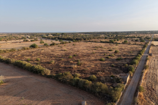 Vista aérea de la parcela y su acceso asfaltado