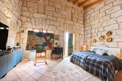 Schlafzimmer mit Steinsichtwänden und Tageslicht