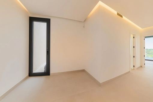 Bedroom-level entrance hall with indirect lighting
