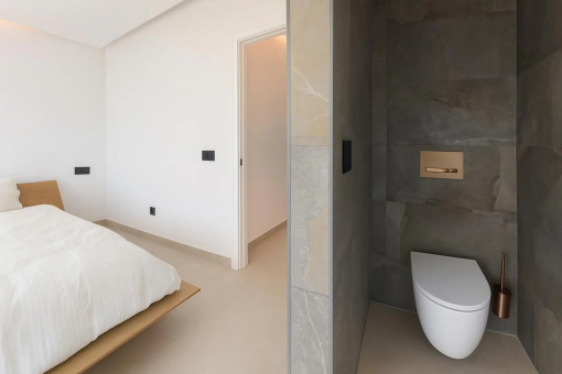 Separate toilet in the main en-suite bathroom
