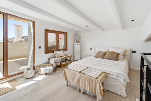Master Schlafzimmer mit Zugang zur privaten Dachterrasse
