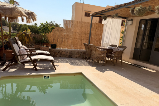 Covered terrace with pool