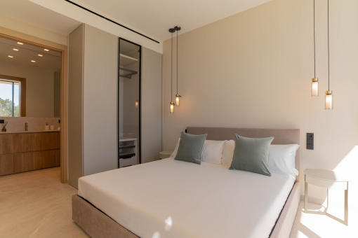 Dormitorio con baño en suite