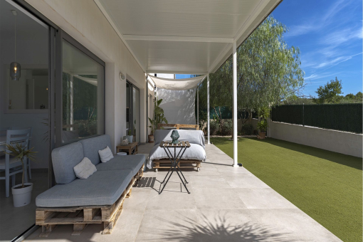 Terrace with views to the pool