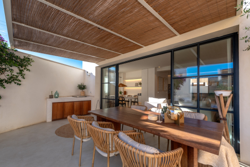 Covered terrace with outdoor kitchen