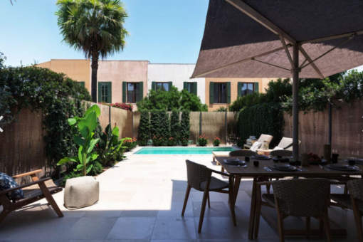 Terrasse mit Blick auf den Pool