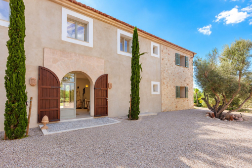 Frontside with driveway
