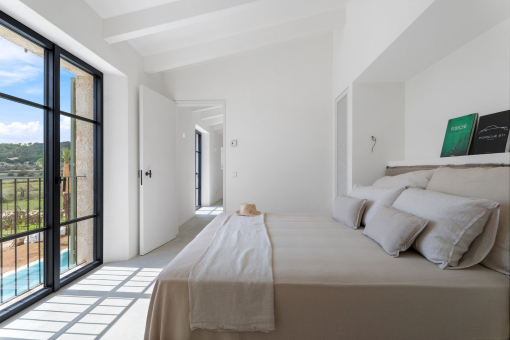 Schlafzimmer mit bodentiefen Fenstern