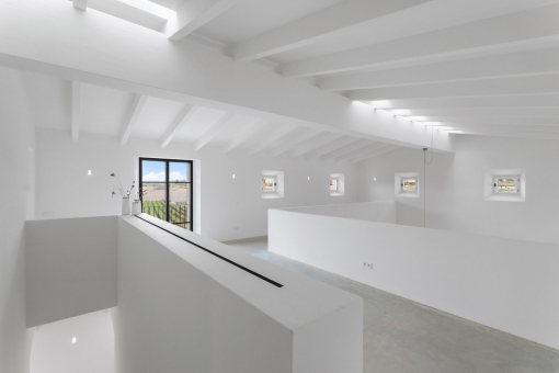 Lichtdurchflutete Galerie im Obergeschoss