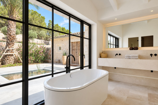 Freistehende Badewanne mit Blick ins Grüne